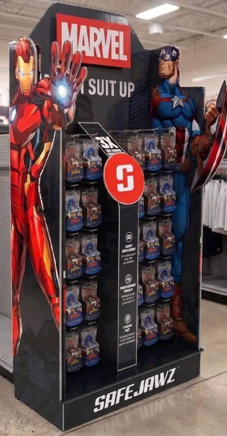 SafeJawz Marvel gulvdisplay med Iron Man og Captain America, vist i butikk. Originalfoto fra SafeJawz.