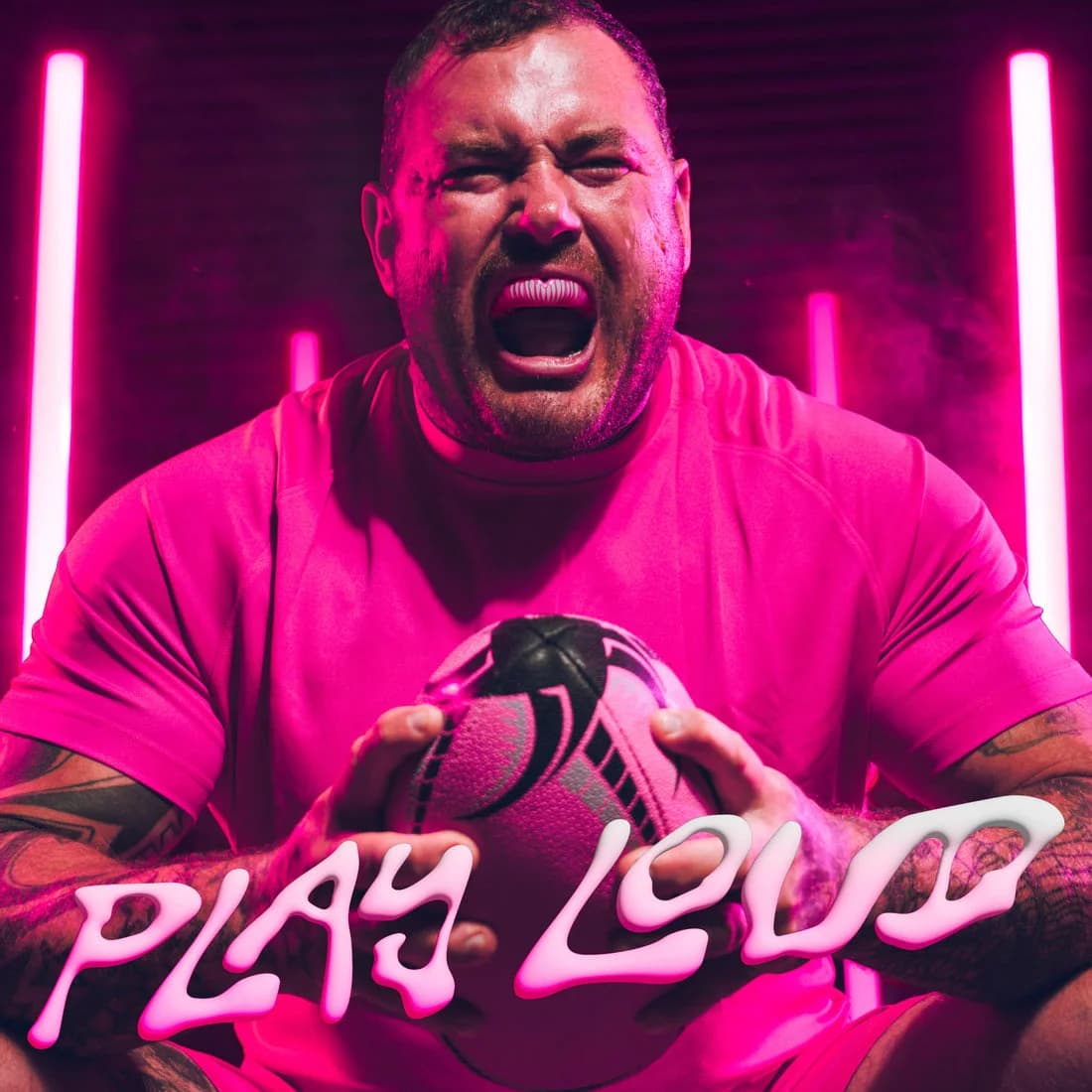 SafeJawz Play Loud-kampanje: utøver med Pink Viper tannbeskytter og rugbyball