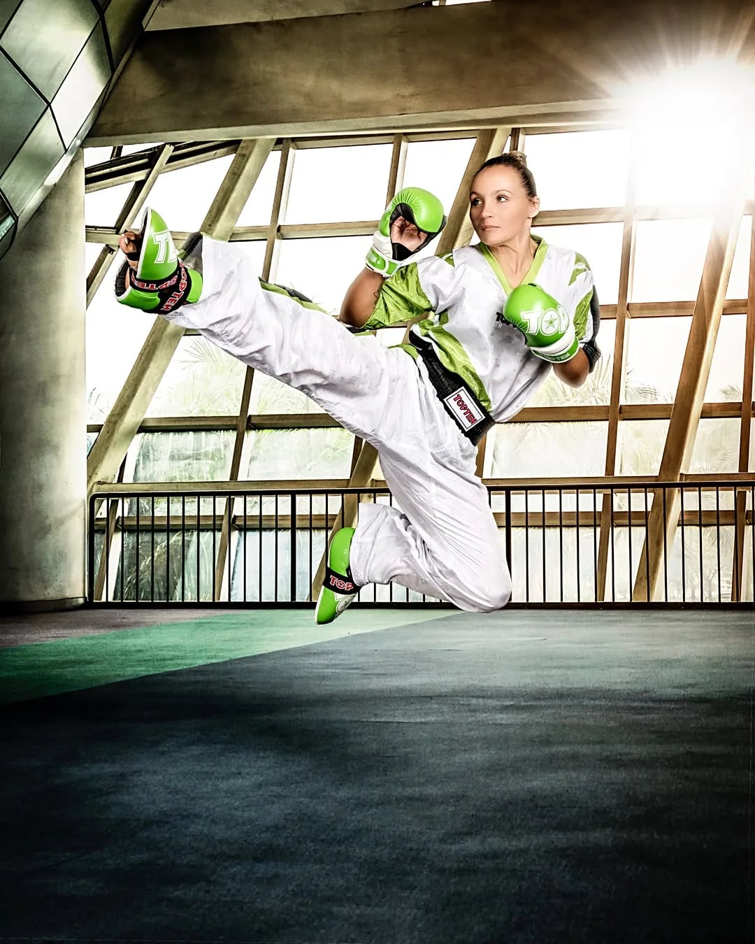 Stefanie Megerle trener med grønt TOP TEN Glossy Block-utstyr